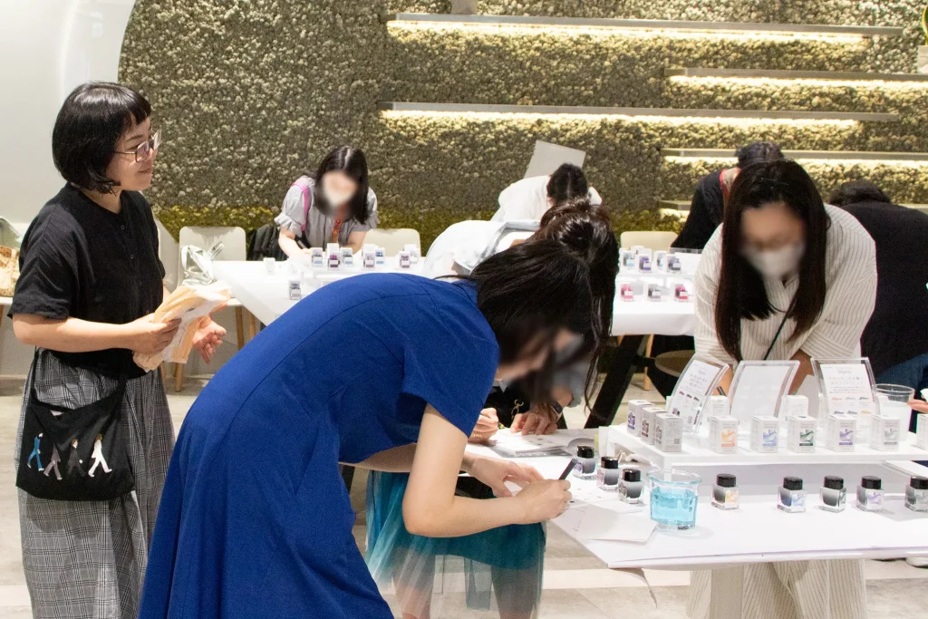 試筆している参加者の様子１