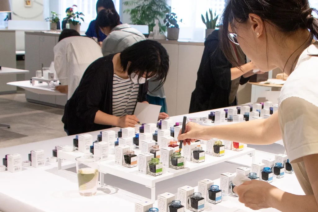 試筆している参加者の様子１