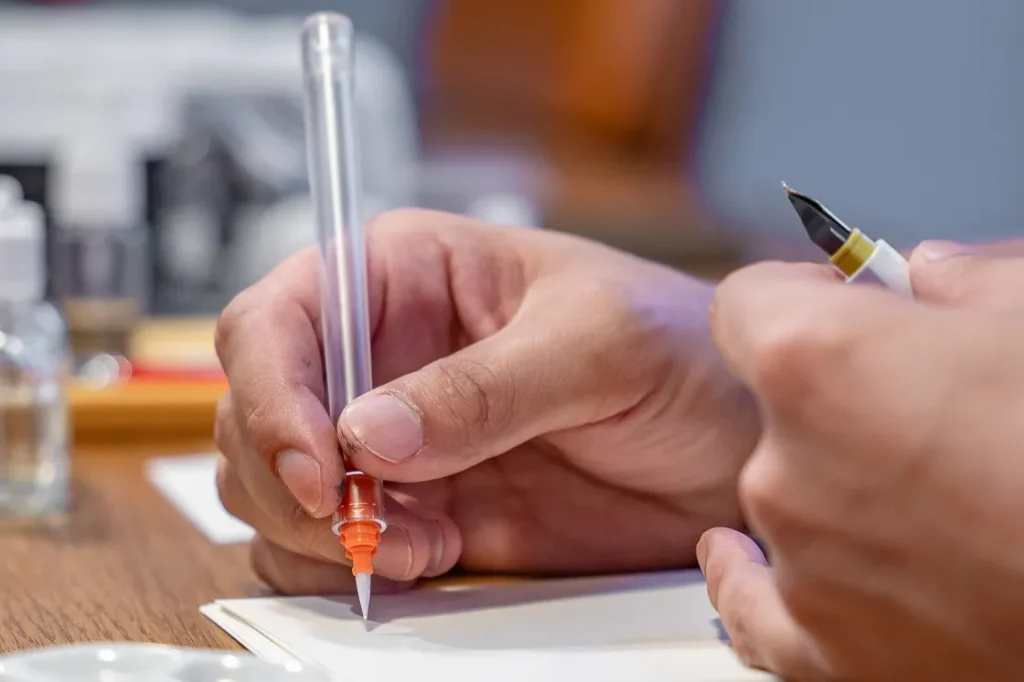 hocoroブラッシュを握っている様子